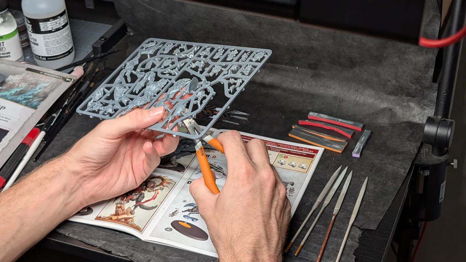 Photo représentative d'une étape d'assemblage de figurines