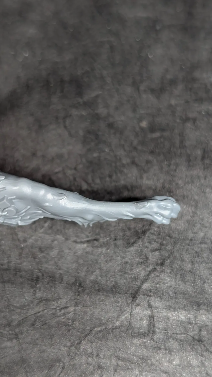 Figurine soigneusement assemblée avant peinture